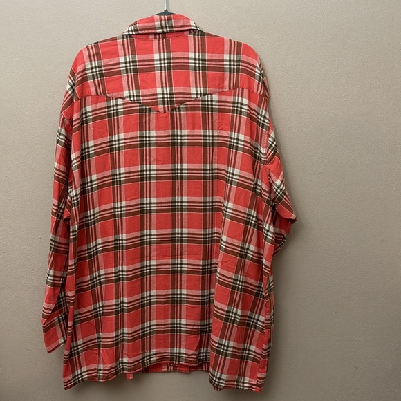 Levi’s Dylan Oversized Plaid Shirt pearl color snap buttons. Women 2X-large - Picture 2 of 10